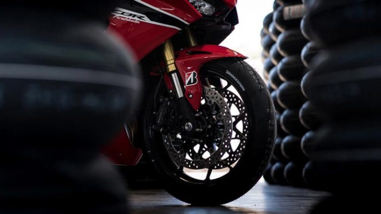 普利司通 (Bridgestone) Battlax Racing R11 (R11)